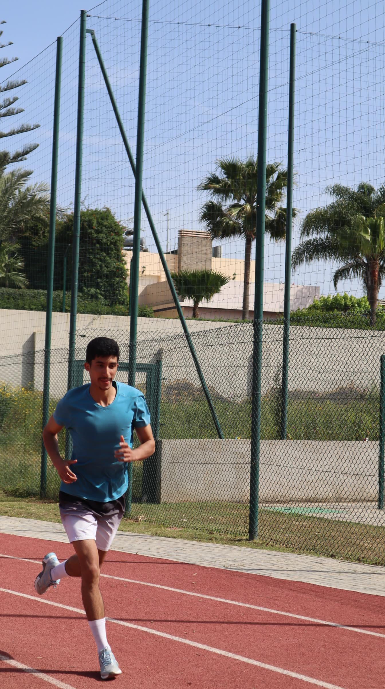 Sprinteurs sur la piste d'athlétisme