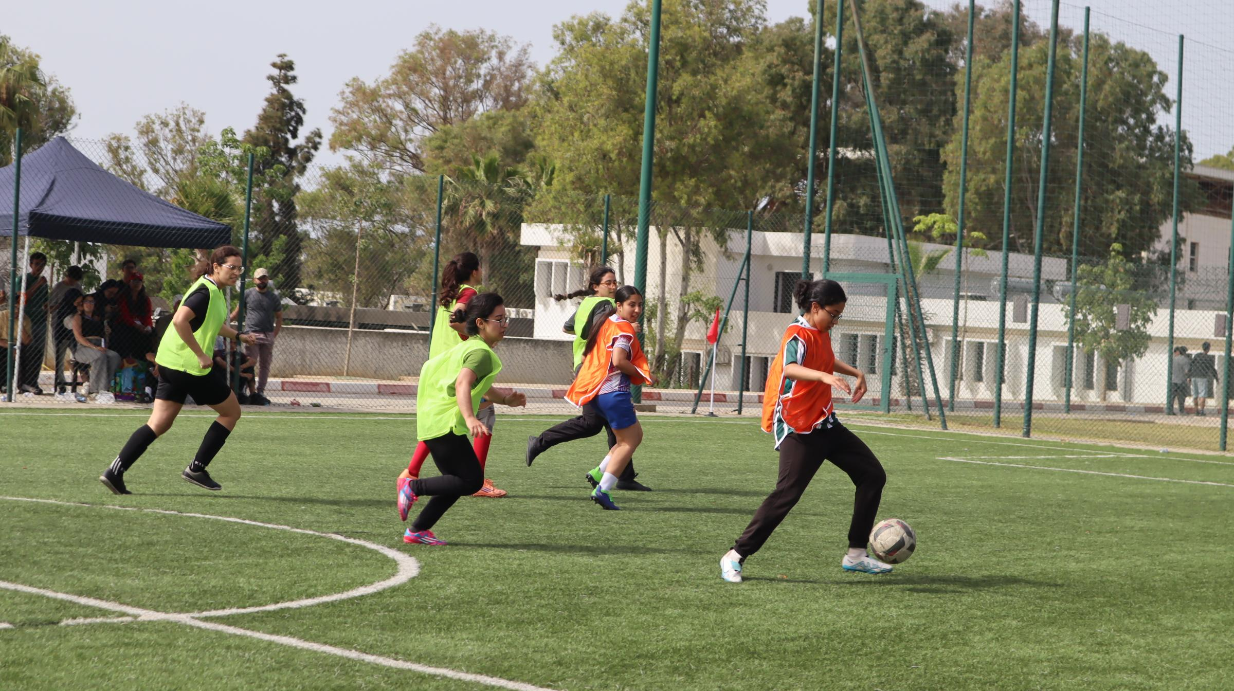 Match de futsal sur le terrain synthétique