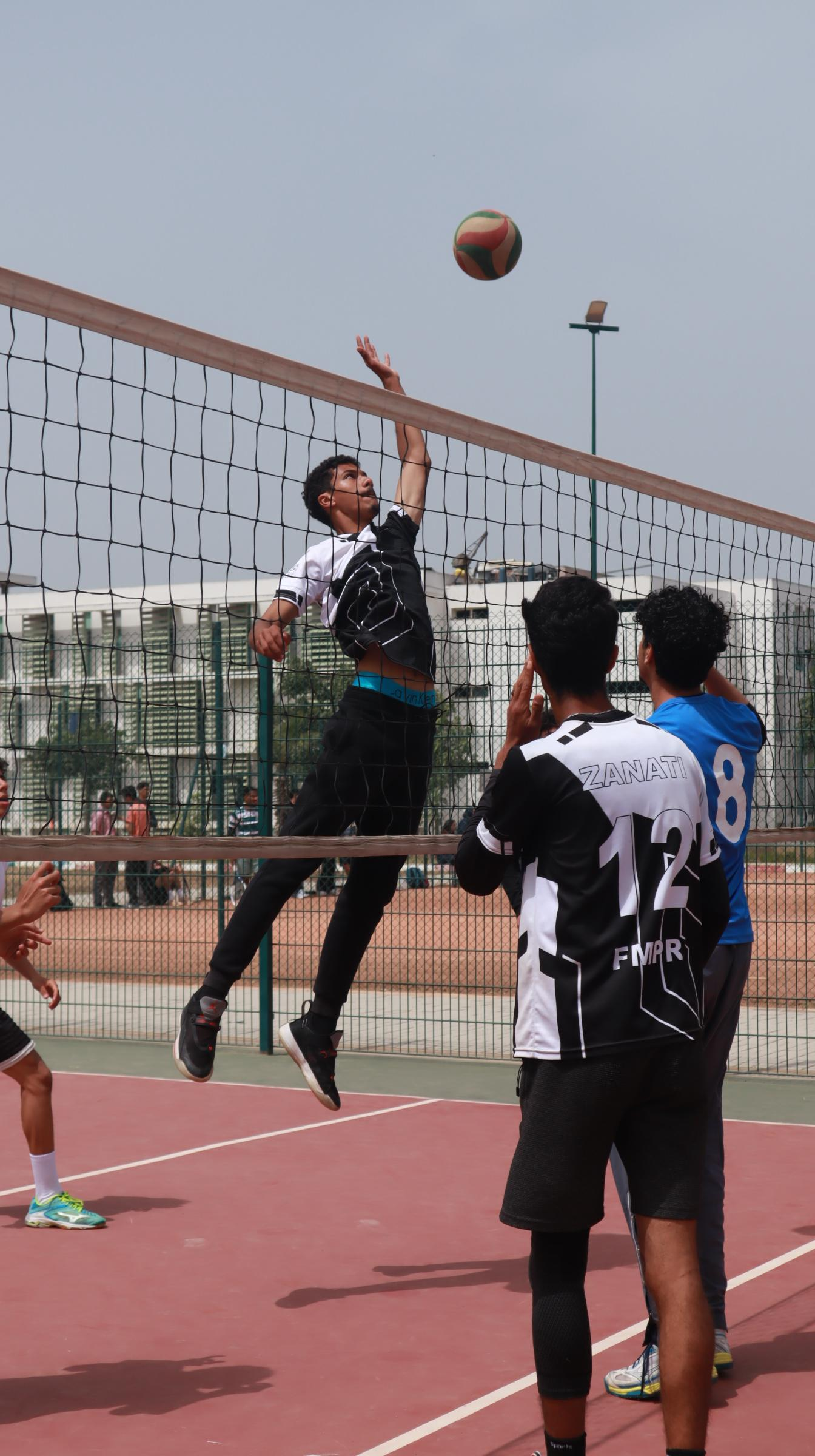 Attaque au filet lors d'un match de volleyball